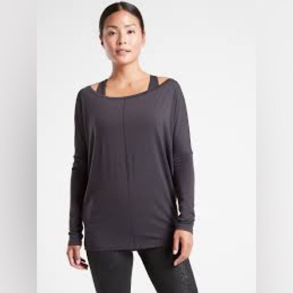 ATHLETA ESSENCE FLOW TOP SIZE MEDIUM - SPRING NIGHT PURPLE